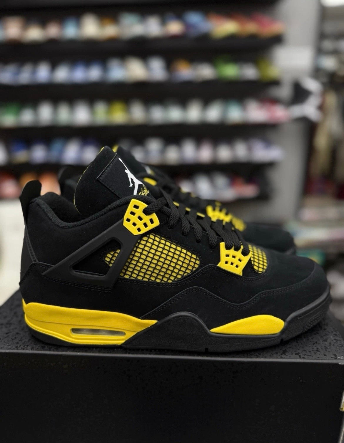Air Jordan 4 Retro Mid Thunder
