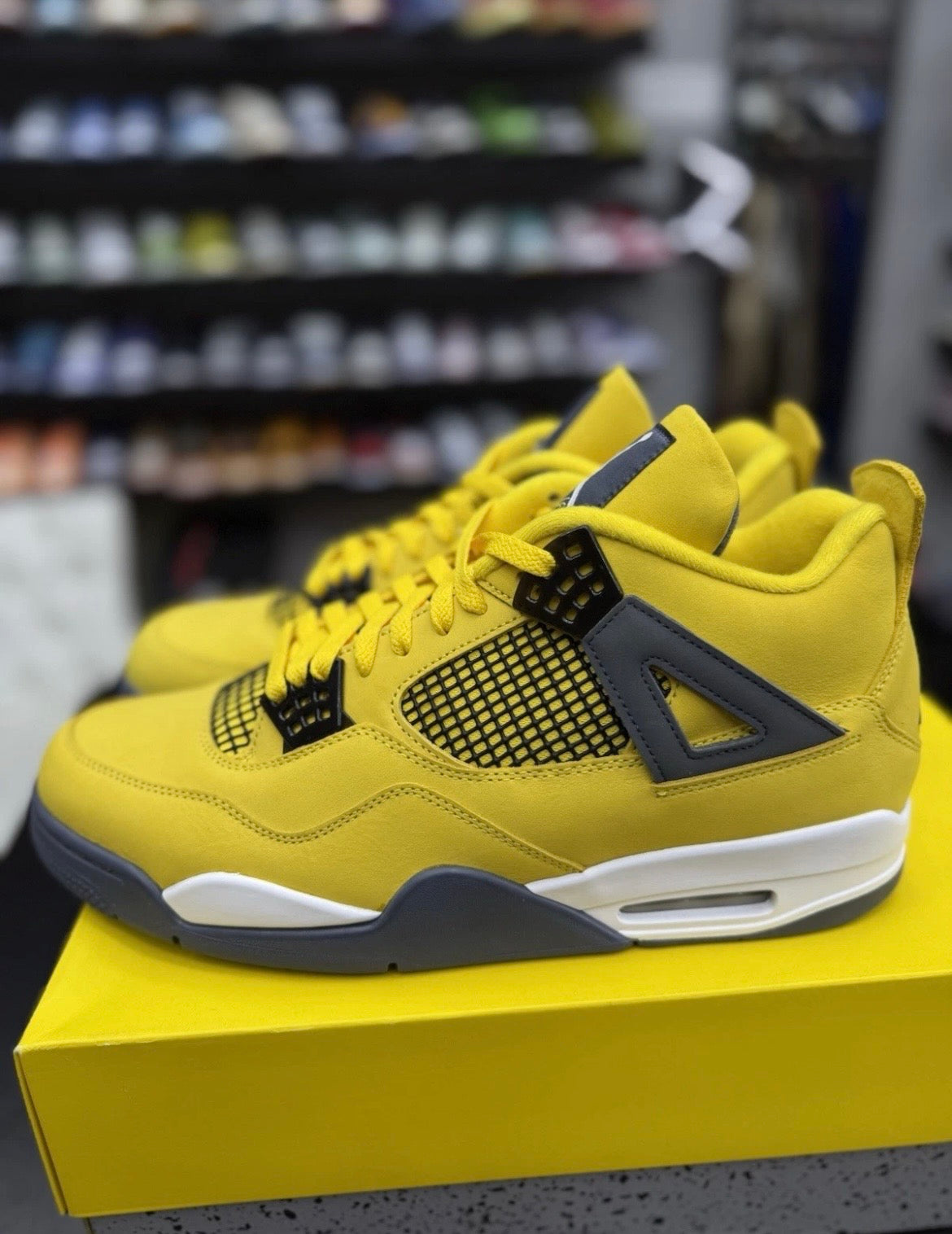Air Jordan 4 Retro Mid Lightning