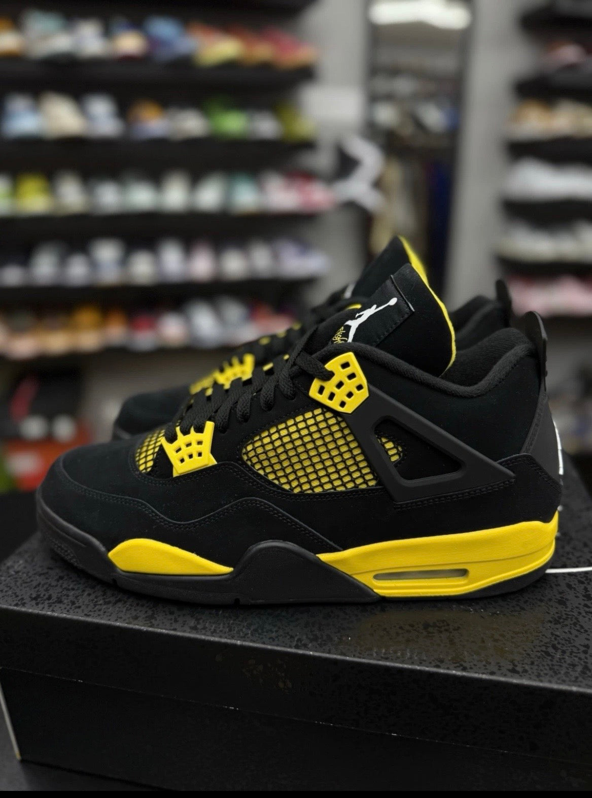 Air Jordan 4 Retro Mid Thunder